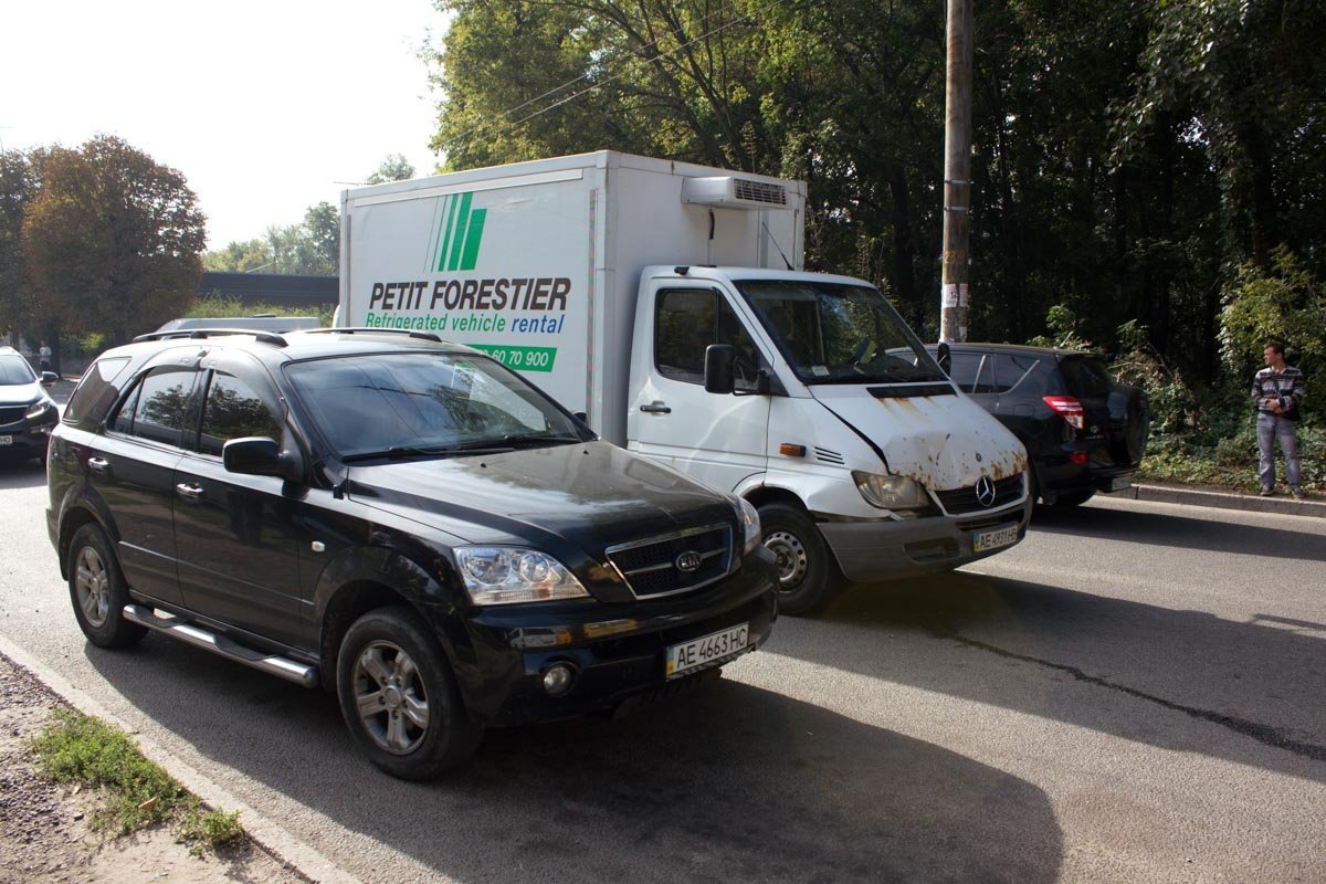 На Паникахи грузовик въехал в маршрутку: повреждены 4 машины 1