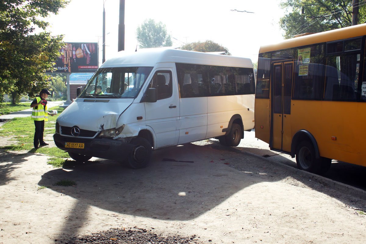 На Паникахи грузовик въехал в маршрутку: повреждены 4 машины 2