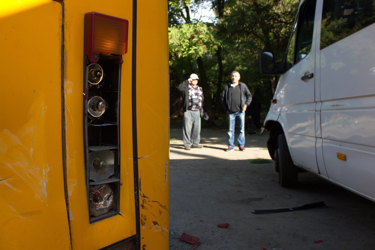 На Паникахи грузовик въехал в маршрутку: повреждены 4 машины 3