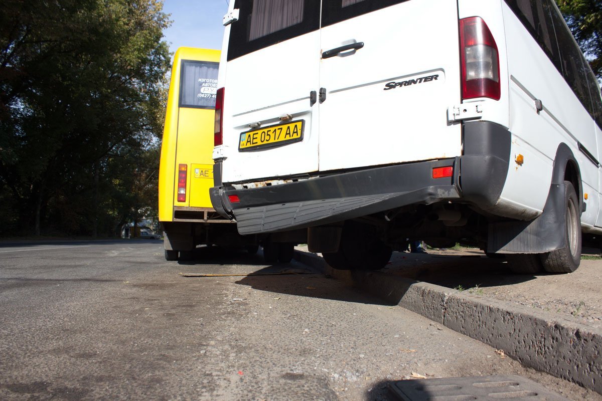 На Паникахи грузовик въехал в маршрутку: повреждены 4 машины 4