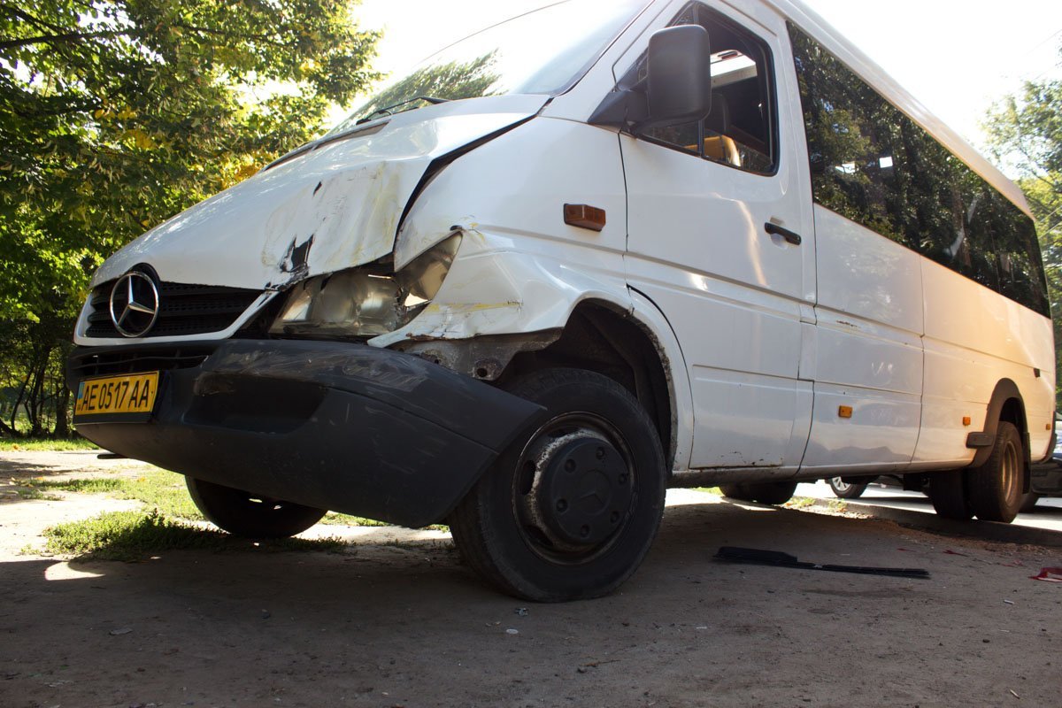 На Паникахи грузовик въехал в маршрутку: повреждены 4 машины 5