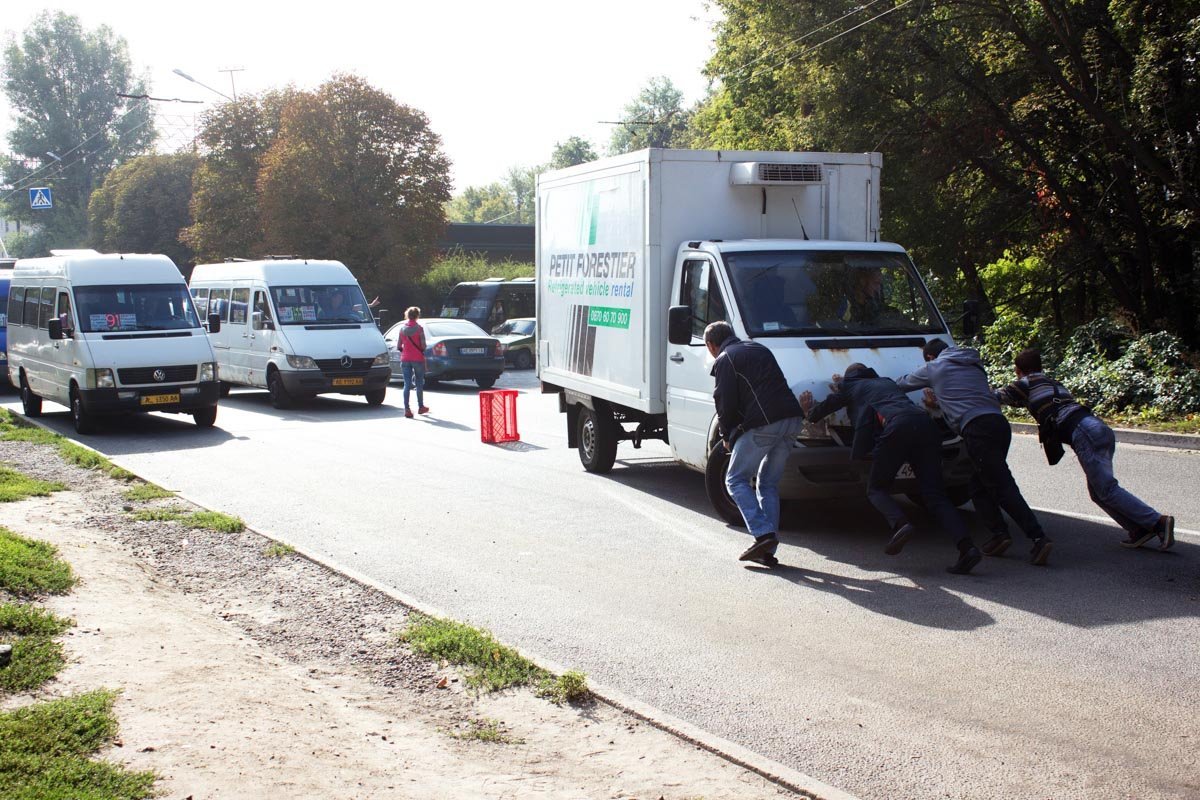 На Паникахи грузовик въехал в маршрутку: повреждены 4 машины 6