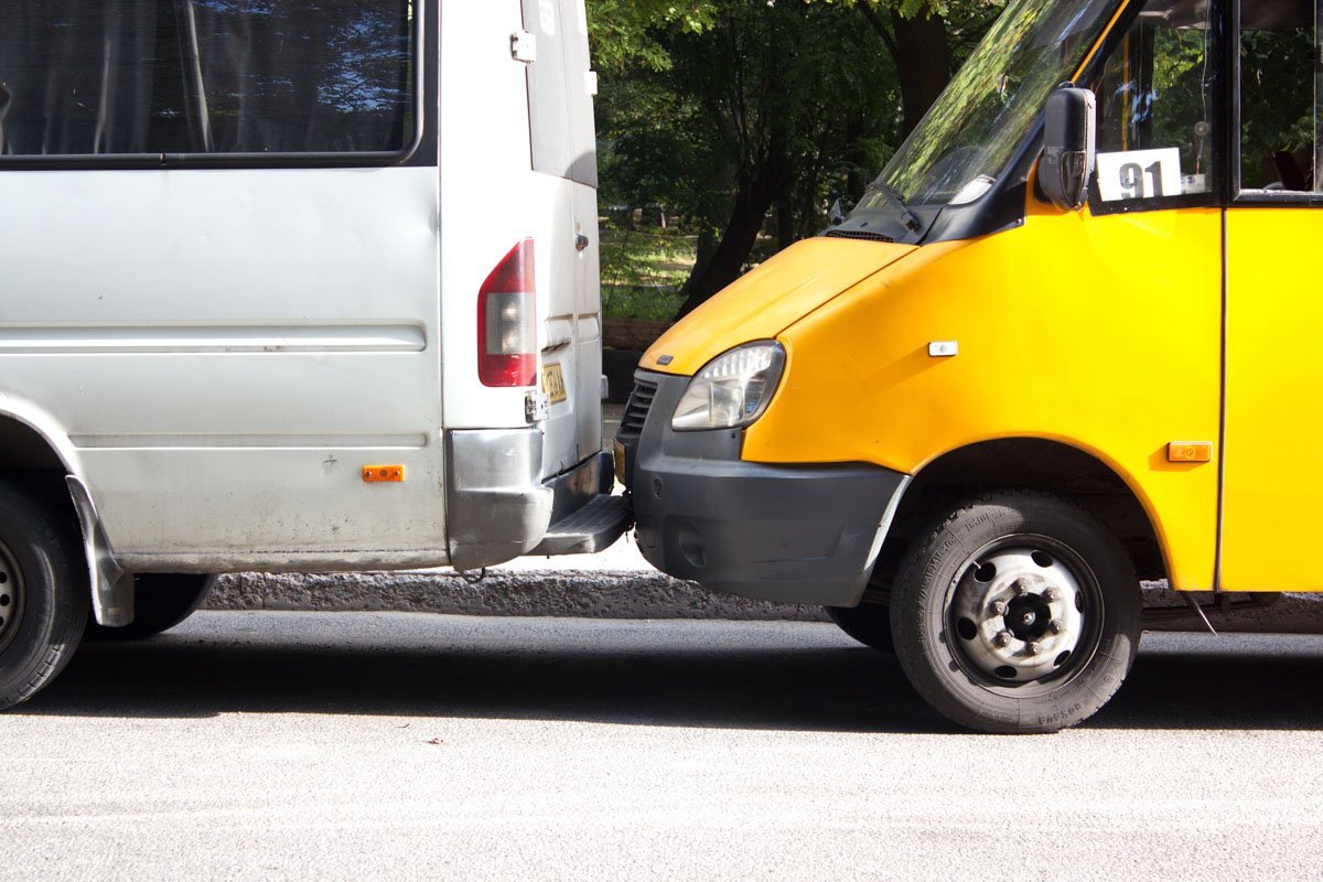 На Паникахи грузовик въехал в маршрутку: повреждены 4 машины 9