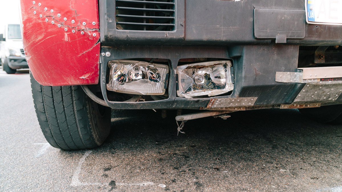 Двойное ДТП на проспекте Пушкина: столкнулись грузовик, Сhevrolet и трамвай 2