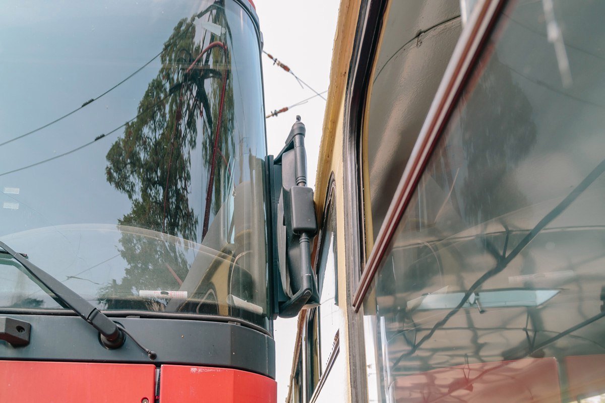 Двойное ДТП на проспекте Пушкина: столкнулись грузовик, Сhevrolet и трамвай 3