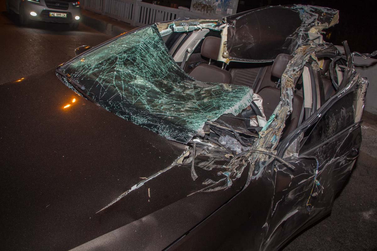 На Слобожанском проспекте столкнулись грузовик и Volkswagen: есть пострадавший 2