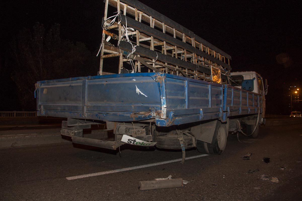 На Слобожанском проспекте столкнулись грузовик и Volkswagen: есть пострадавший 3