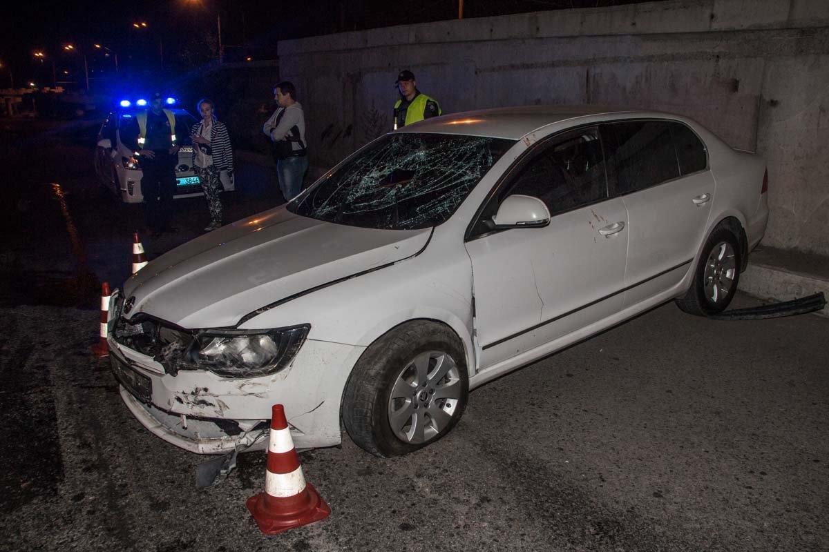 На Кайдакском пути Skoda наехала на бордюр и перевернулась