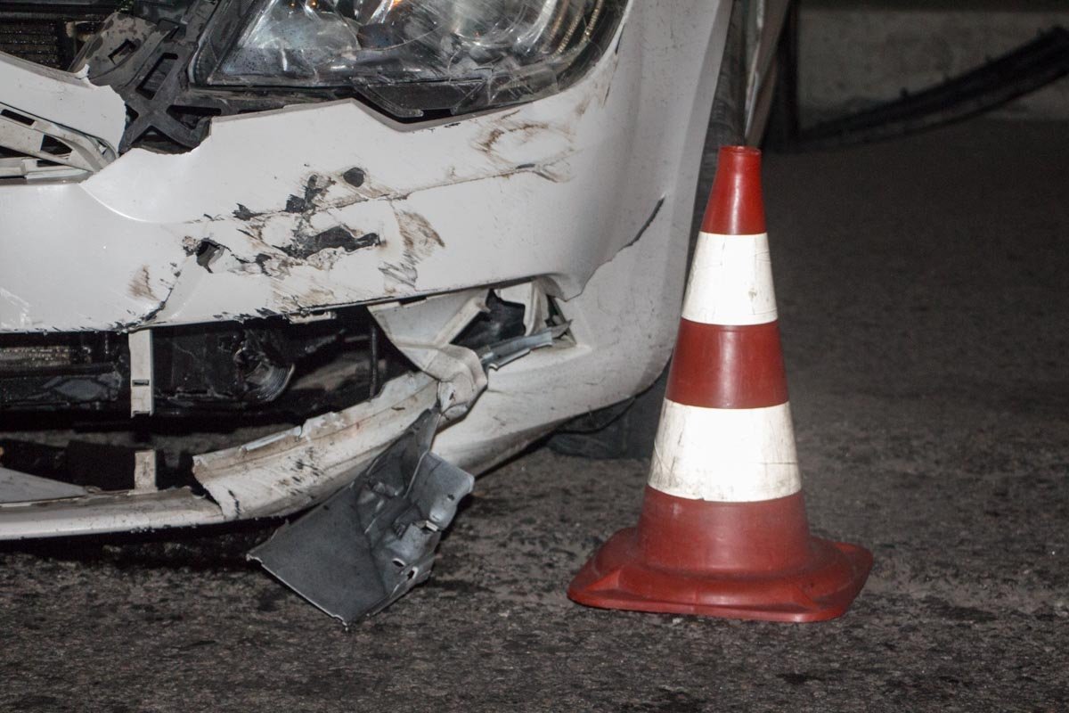 На Кайдакском пути Skoda наехала на бордюр и перевернулась 2