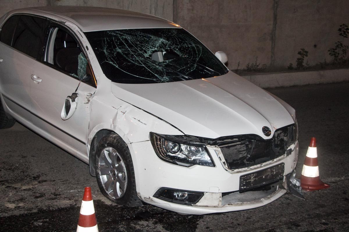 На Кайдакском пути Skoda наехала на бордюр и перевернулась 4