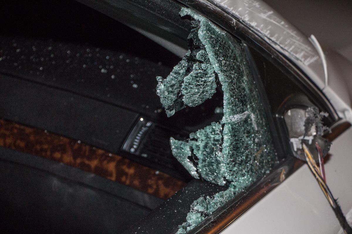 На Кайдакском пути Skoda наехала на бордюр и перевернулась 5