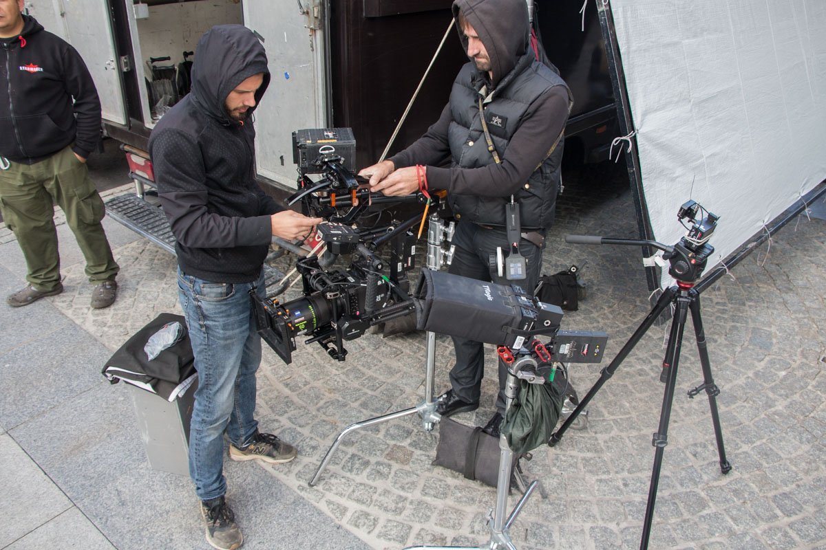 Толпы людей и десятки полицейских: что происходит на Екатеринославском бульваре 3