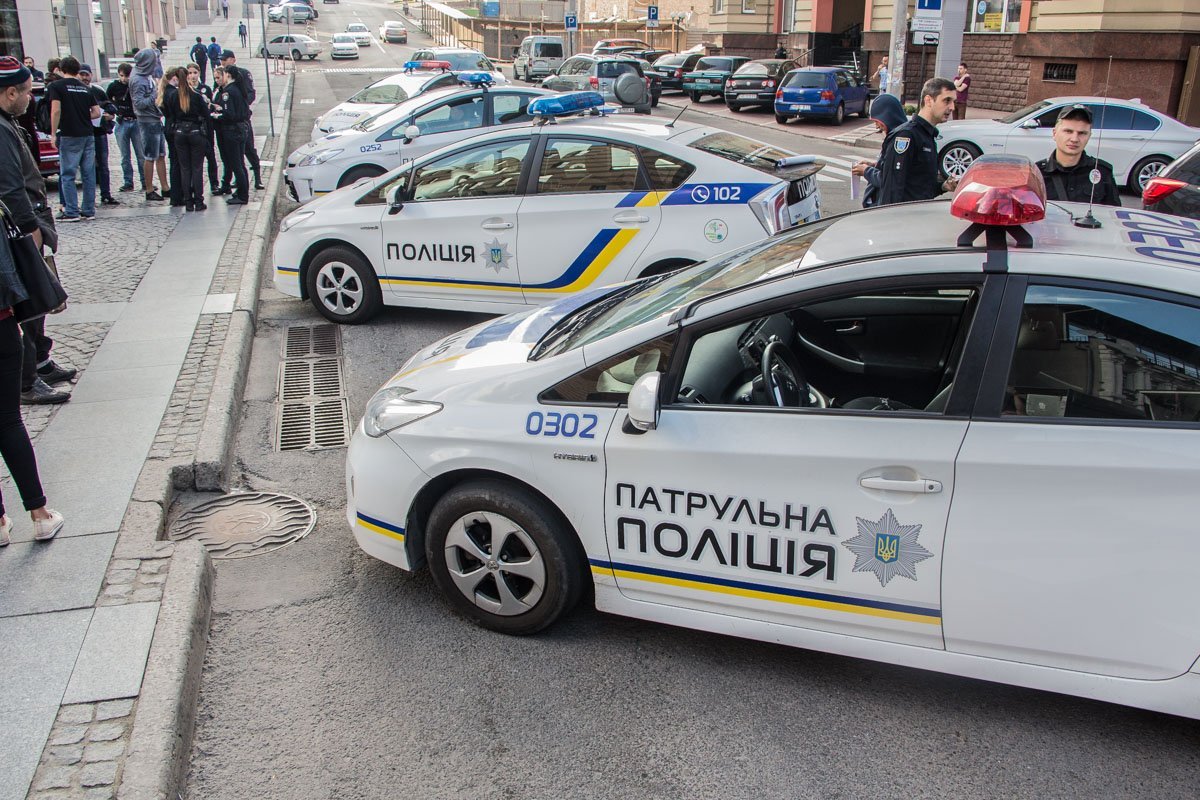 Толпы людей и десятки полицейских: что происходит на Екатеринославском бульваре 4