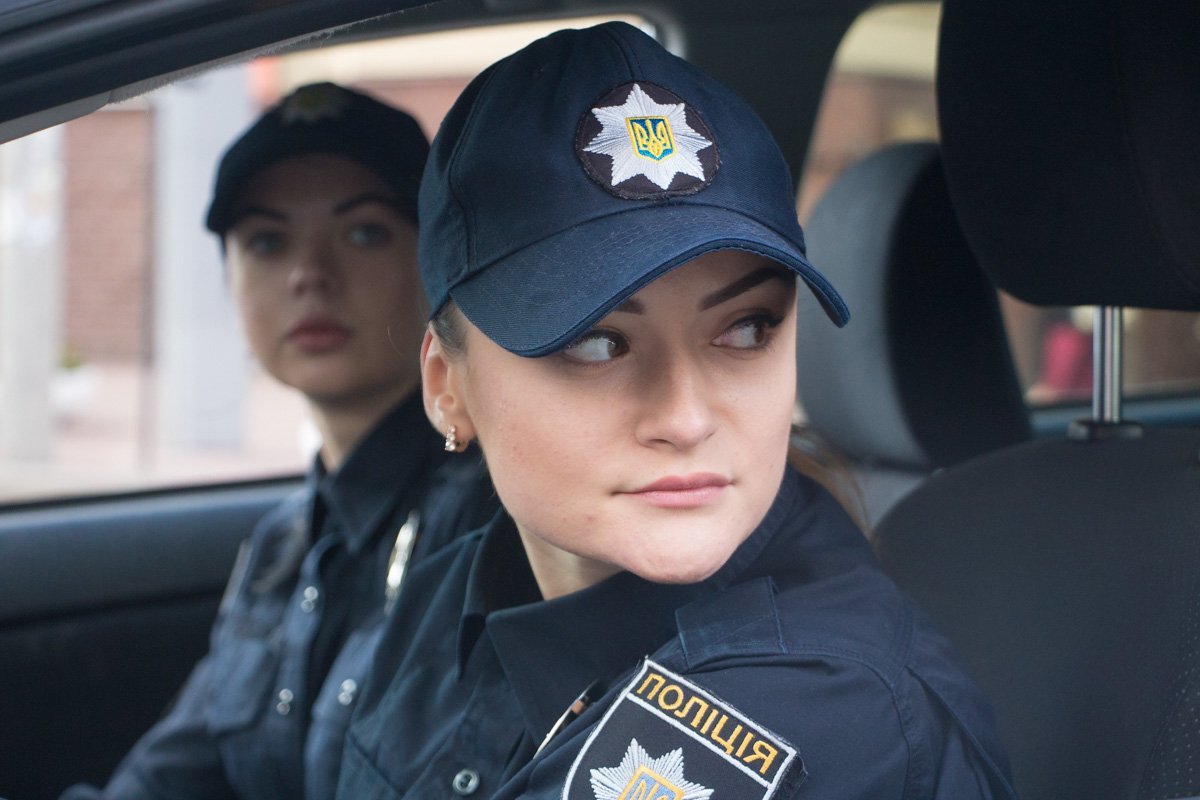 Толпы людей и десятки полицейских: что происходит на Екатеринославском бульваре 5