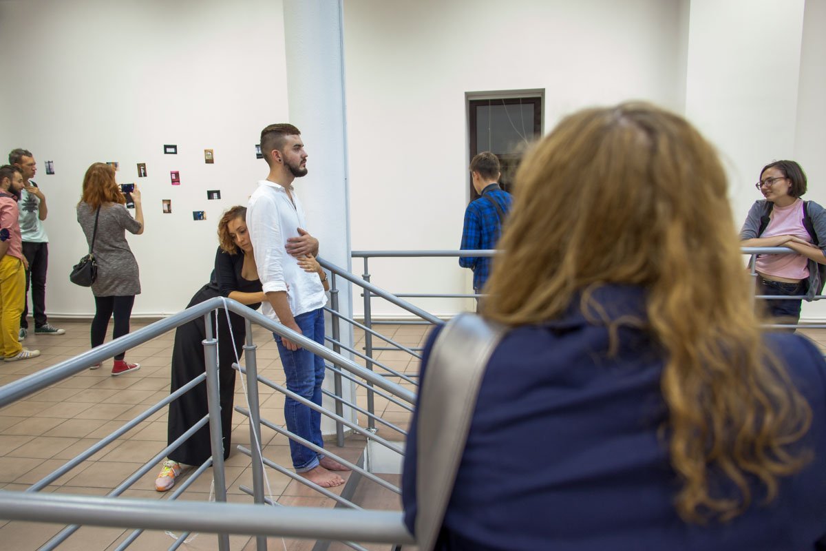 Пометки кровью и самозашивание в кокон: в центре Днепра показали перформансы 3