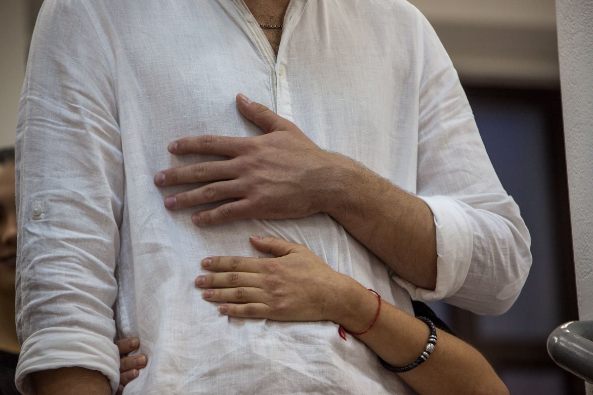 Пометки кровью и самозашивание в кокон: в центре Днепра показали перформансы 4