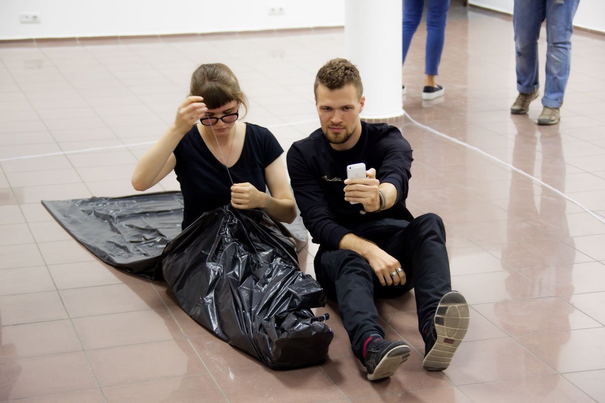 Пометки кровью и самозашивание в кокон: в центре Днепра показали перформансы 5