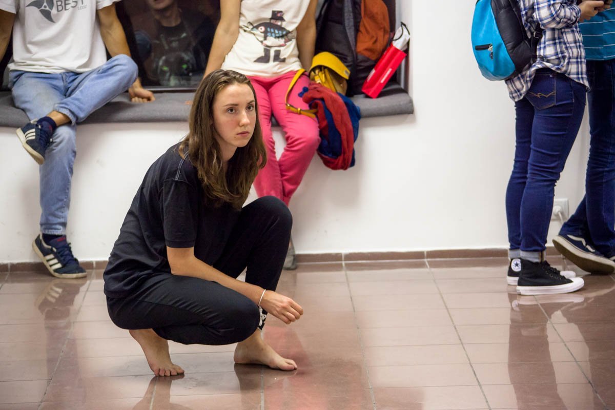 Пометки кровью и самозашивание в кокон: в центре Днепра показали перформансы 8