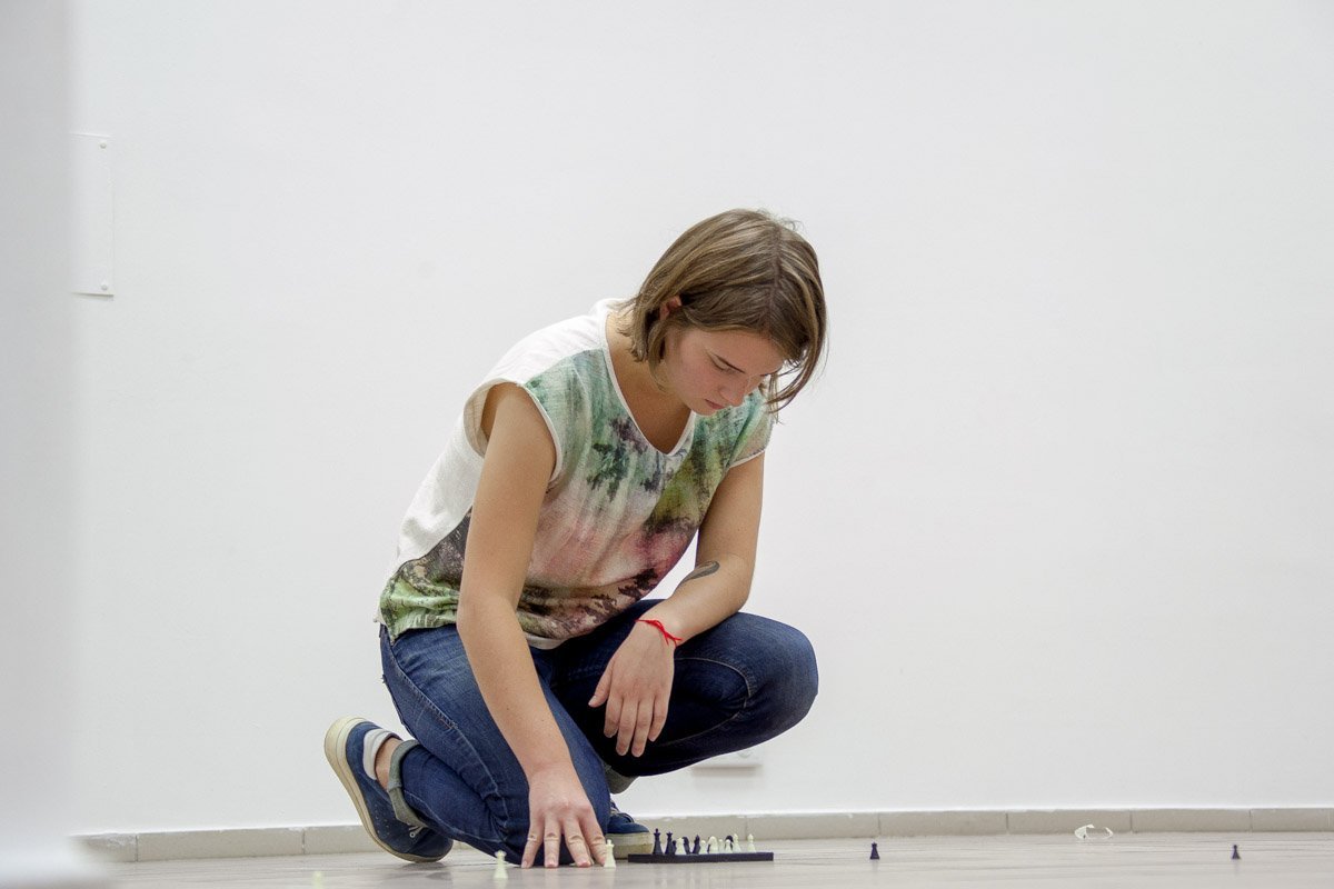 Пометки кровью и самозашивание в кокон: в центре Днепра показали перформансы 12