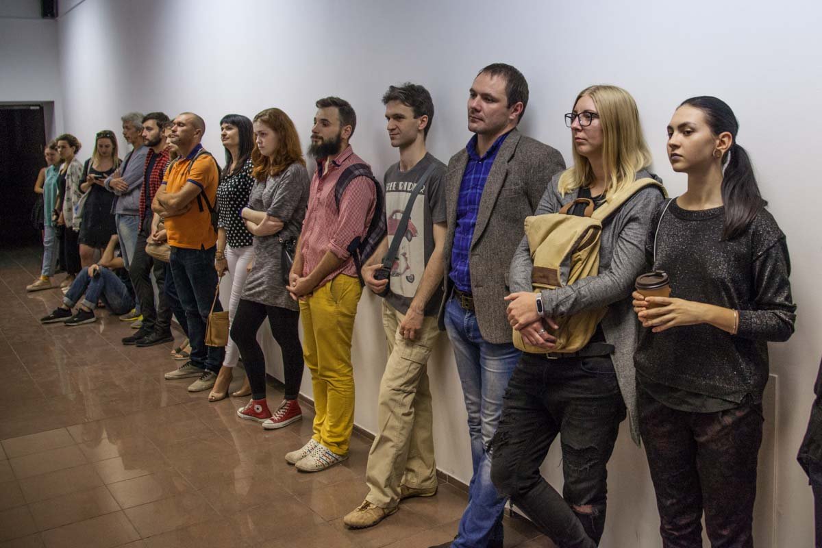 Пометки кровью и самозашивание в кокон: в центре Днепра показали перформансы 13