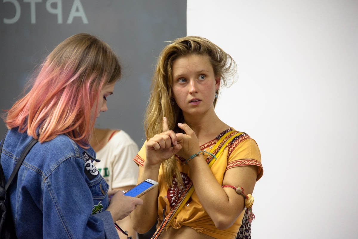 Пометки кровью и самозашивание в кокон: в центре Днепра показали перформансы 14