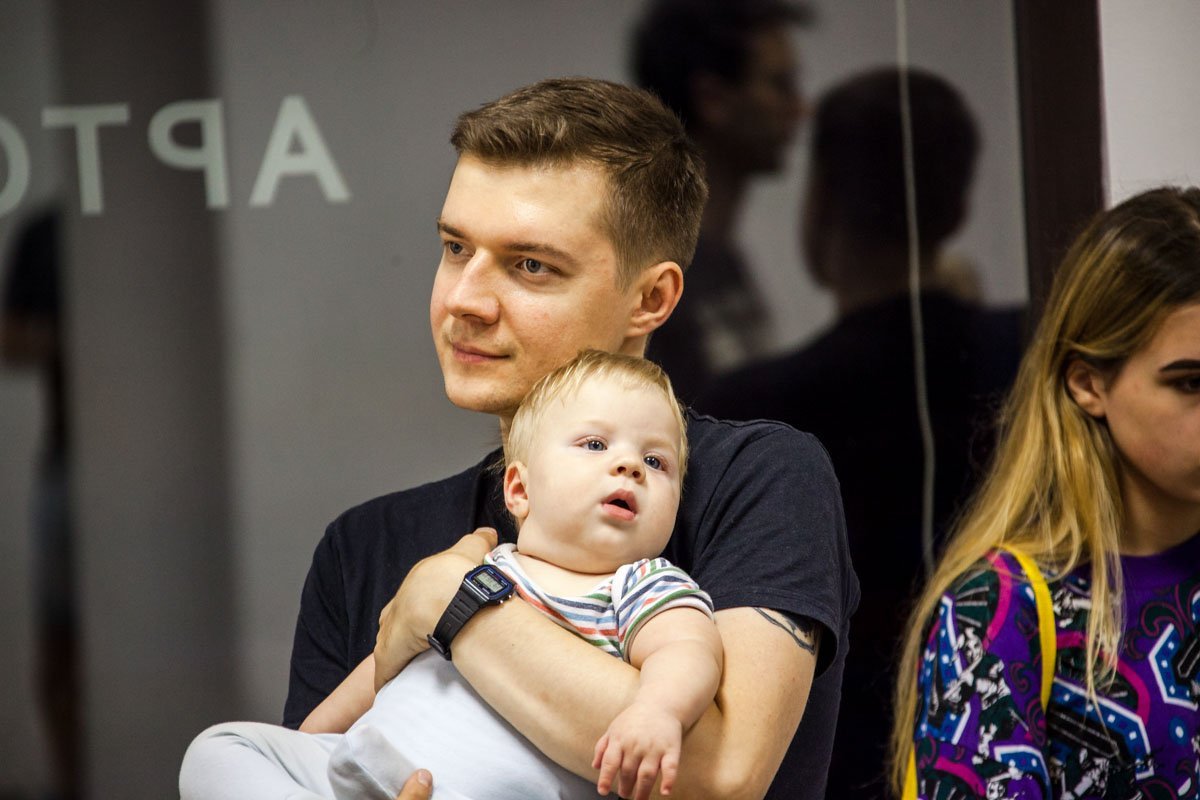 Пометки кровью и самозашивание в кокон: в центре Днепра показали перформансы 16