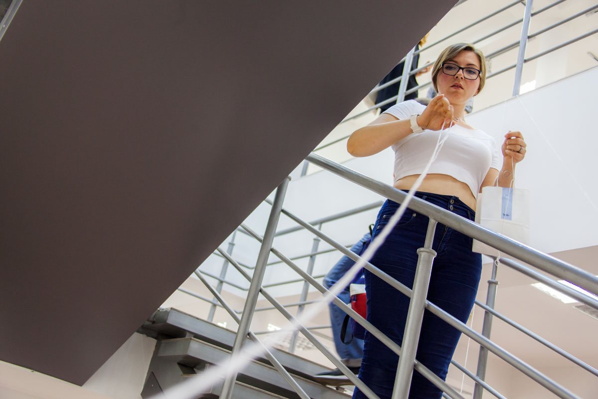 Пометки кровью и самозашивание в кокон: в центре Днепра показали перформансы 17