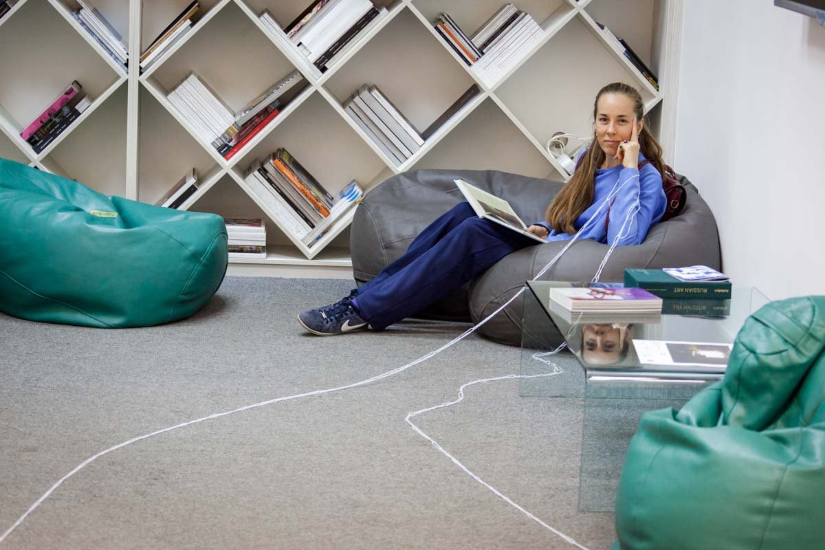 Пометки кровью и самозашивание в кокон: в центре Днепра показали перформансы 18