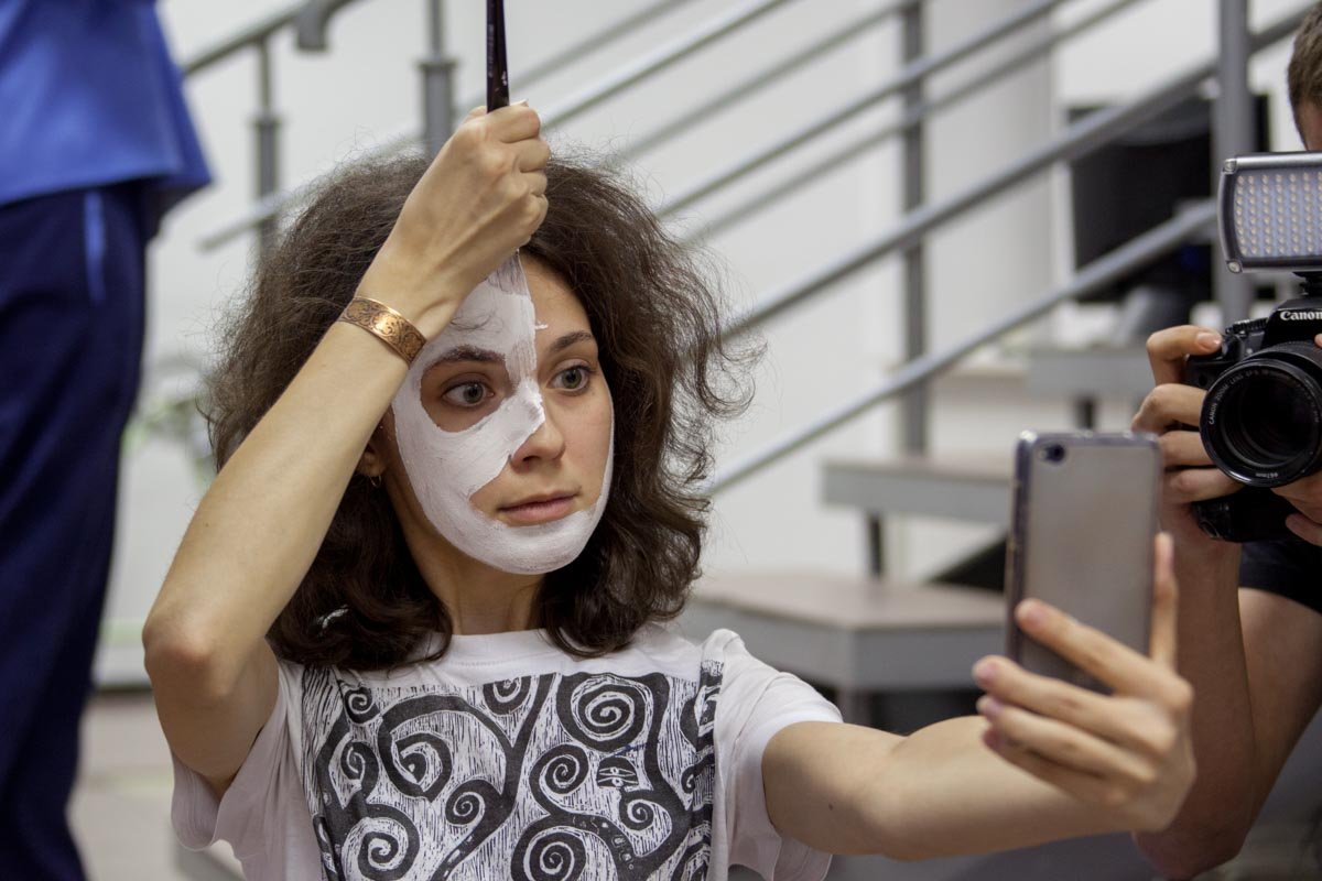 Пометки кровью и самозашивание в кокон: в центре Днепра показали перформансы 19