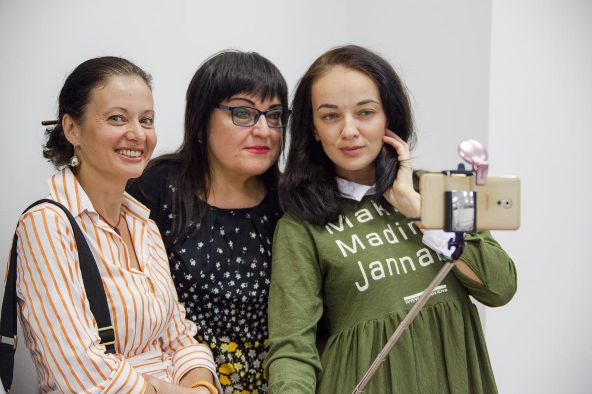 Пометки кровью и самозашивание в кокон: в центре Днепра показали перформансы 20