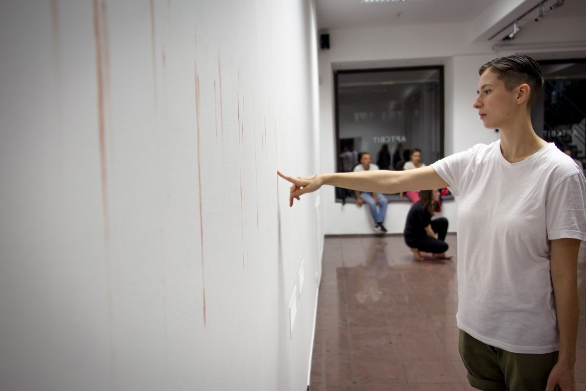 Пометки кровью и самозашивание в кокон: в центре Днепра показали перформансы 21