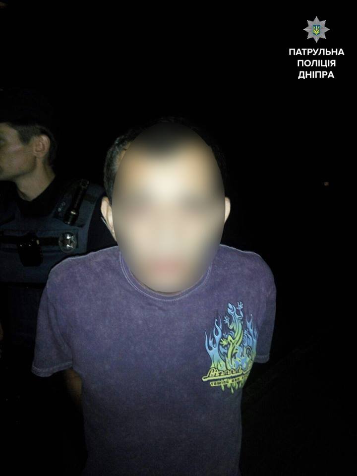 По Донецкому шоссе мужчина разгуливал с топором 1