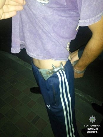 По Донецкому шоссе мужчина разгуливал с топором 2