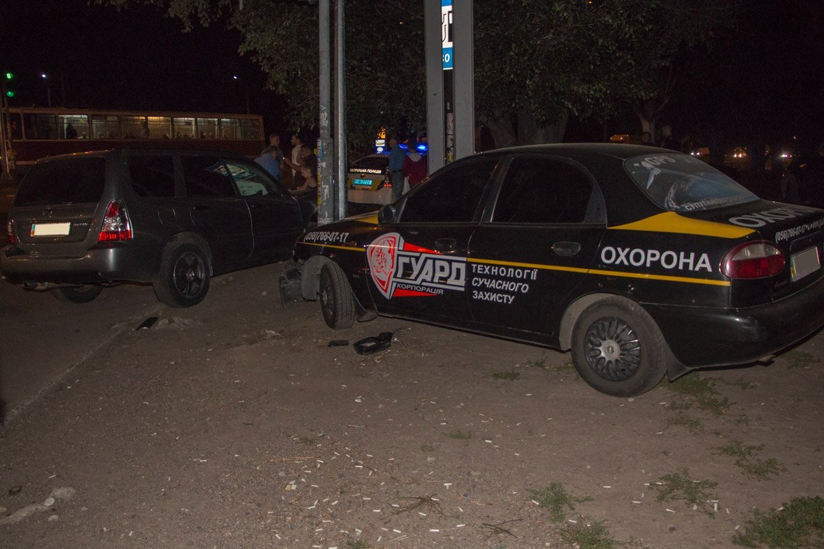 Легковушки, машина охраны "Гуард" и лошадь: на Донецком шоссе произошла авария 3