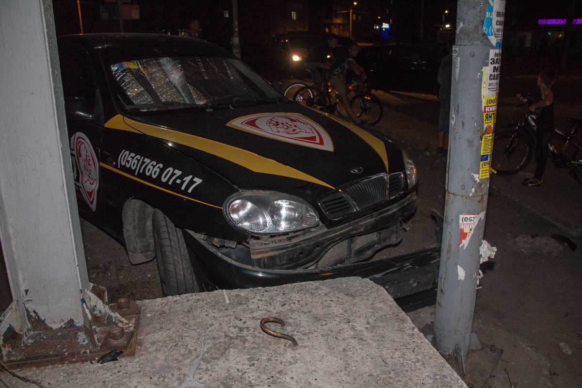 Легковушки, машина охраны "Гуард" и лошадь: на Донецком шоссе произошла авария 4