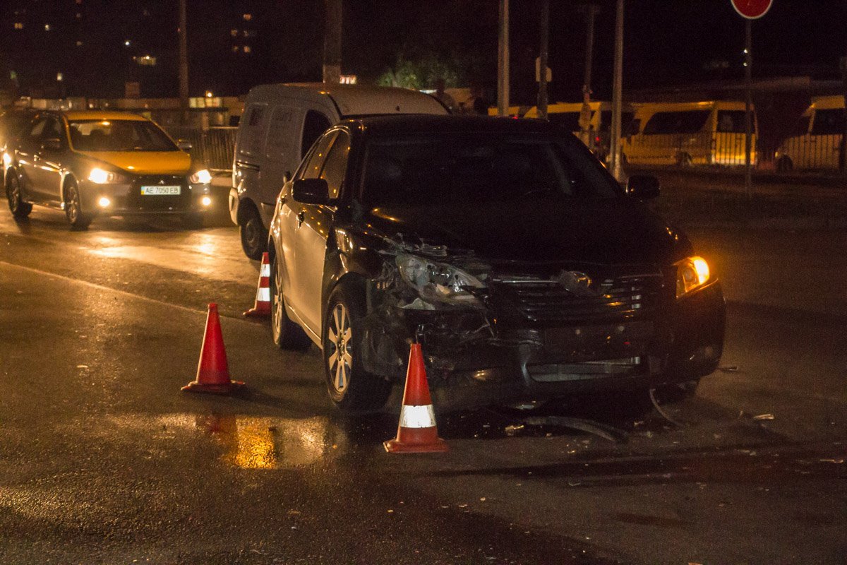 Легковушки, машина охраны "Гуард" и лошадь: на Донецком шоссе произошла авария 6
