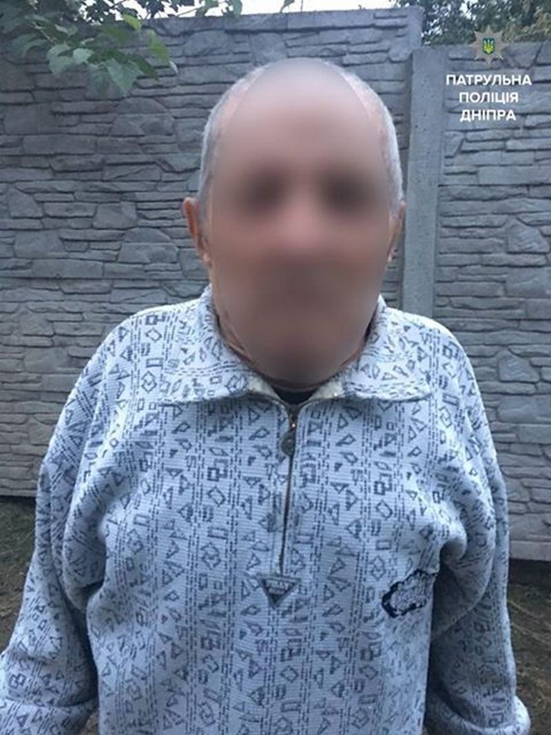 Минутка добра: патрульные Днепра помогли пенсионеру добраться домой 1