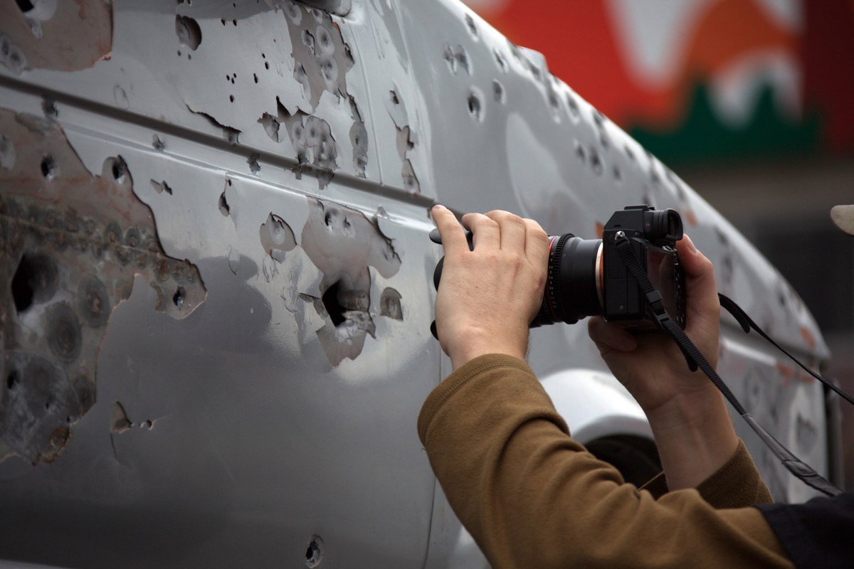 Расстрелянная машина и полиция: что происходит возле МОСТ-Сити 1