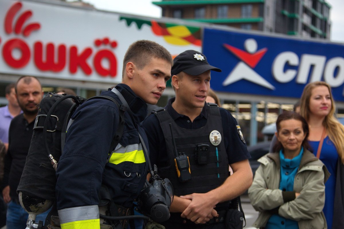 Расстрелянная машина и полиция: что происходит возле МОСТ-Сити 5