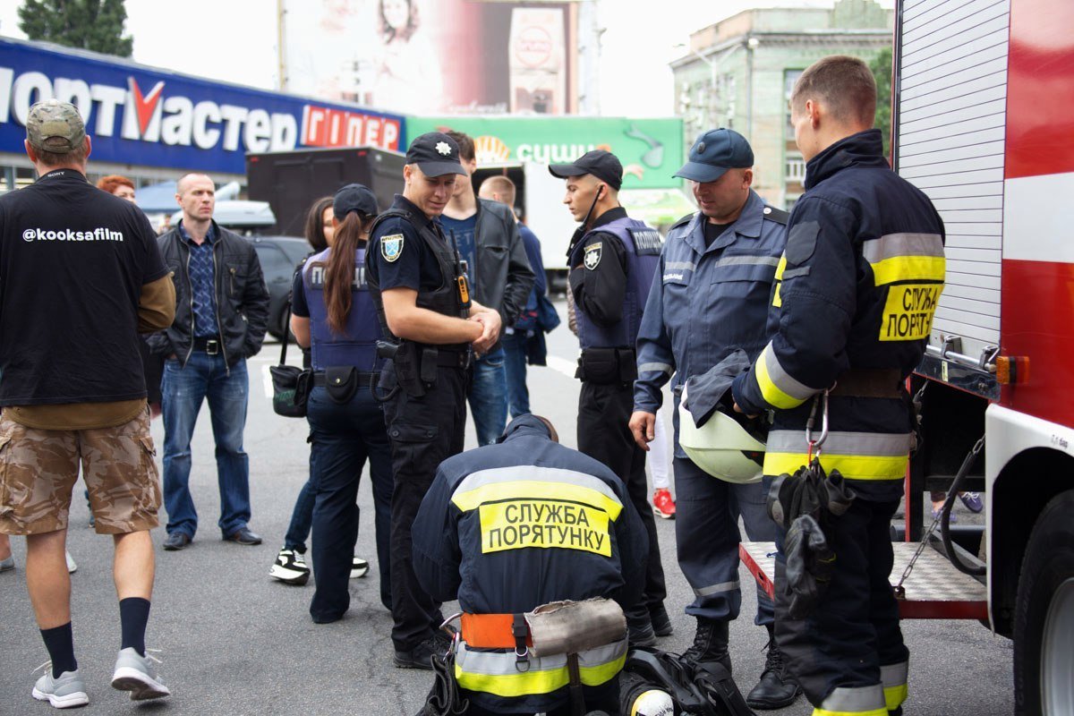 Расстрелянная машина и полиция: что происходит возле МОСТ-Сити 8