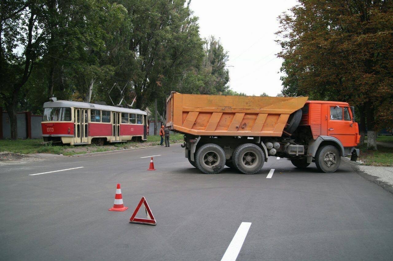 На Западном столкнулись трамвай и КамАЗ 1