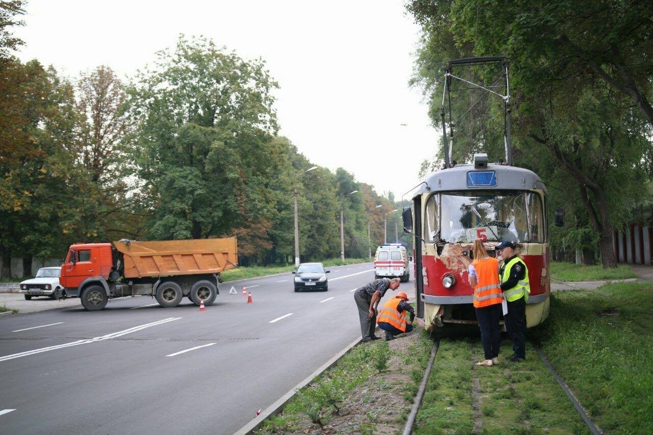 На Западном столкнулись трамвай и КамАЗ 3