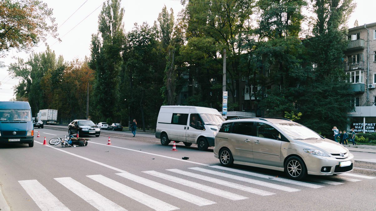 ДТП на 12 квартале: мотоциклист въехал в автомобиль Mazda 1