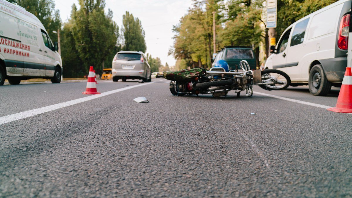 ДТП на 12 квартале: мотоциклист въехал в автомобиль Mazda 2