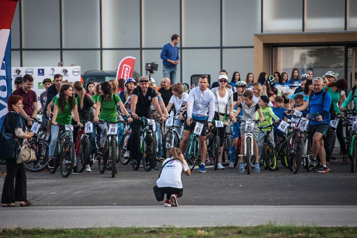В Днепре велосипедисты собирали деньги на лечение больной девочки 1