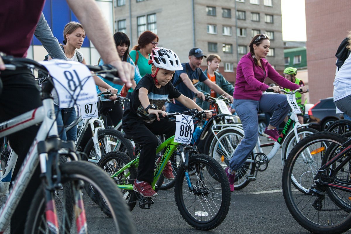 В Днепре велосипедисты собирали деньги на лечение больной девочки 4