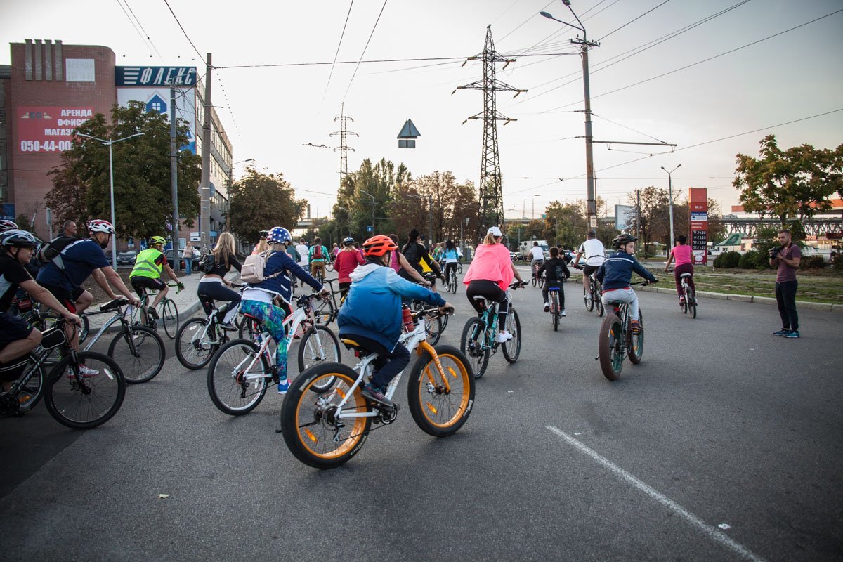 В Днепре велосипедисты собирали деньги на лечение больной девочки 6