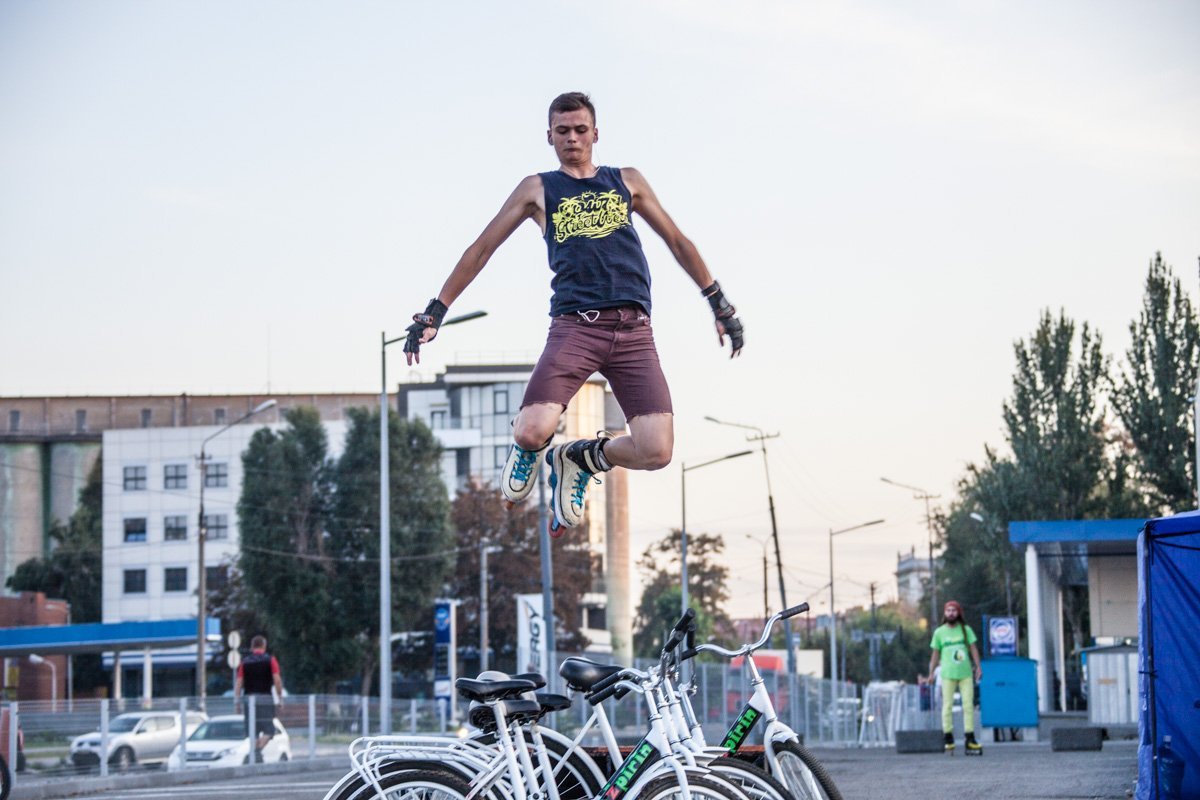В Днепре велосипедисты собирали деньги на лечение больной девочки 12