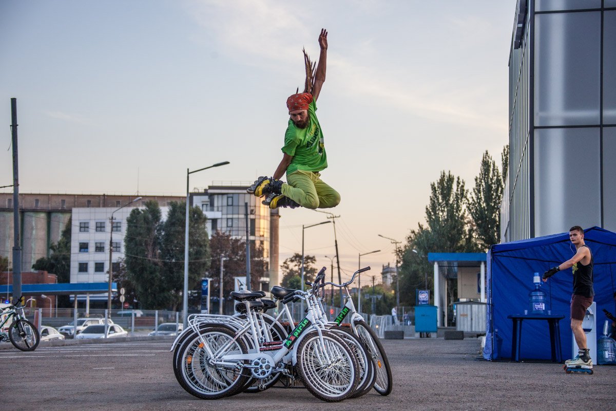 В Днепре велосипедисты собирали деньги на лечение больной девочки 13