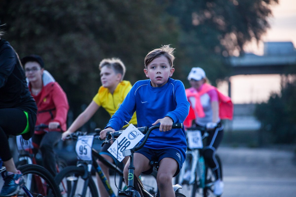 В Днепре велосипедисты собирали деньги на лечение больной девочки 15